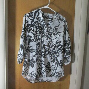NWT Eden & Olivia Lightweight Floral Top Black White 3/4 Sleeve